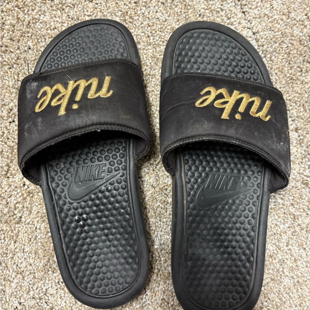 Black Nike slides ⭐️